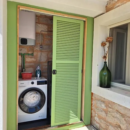 Apartment Mala Kuca Od Ugljan